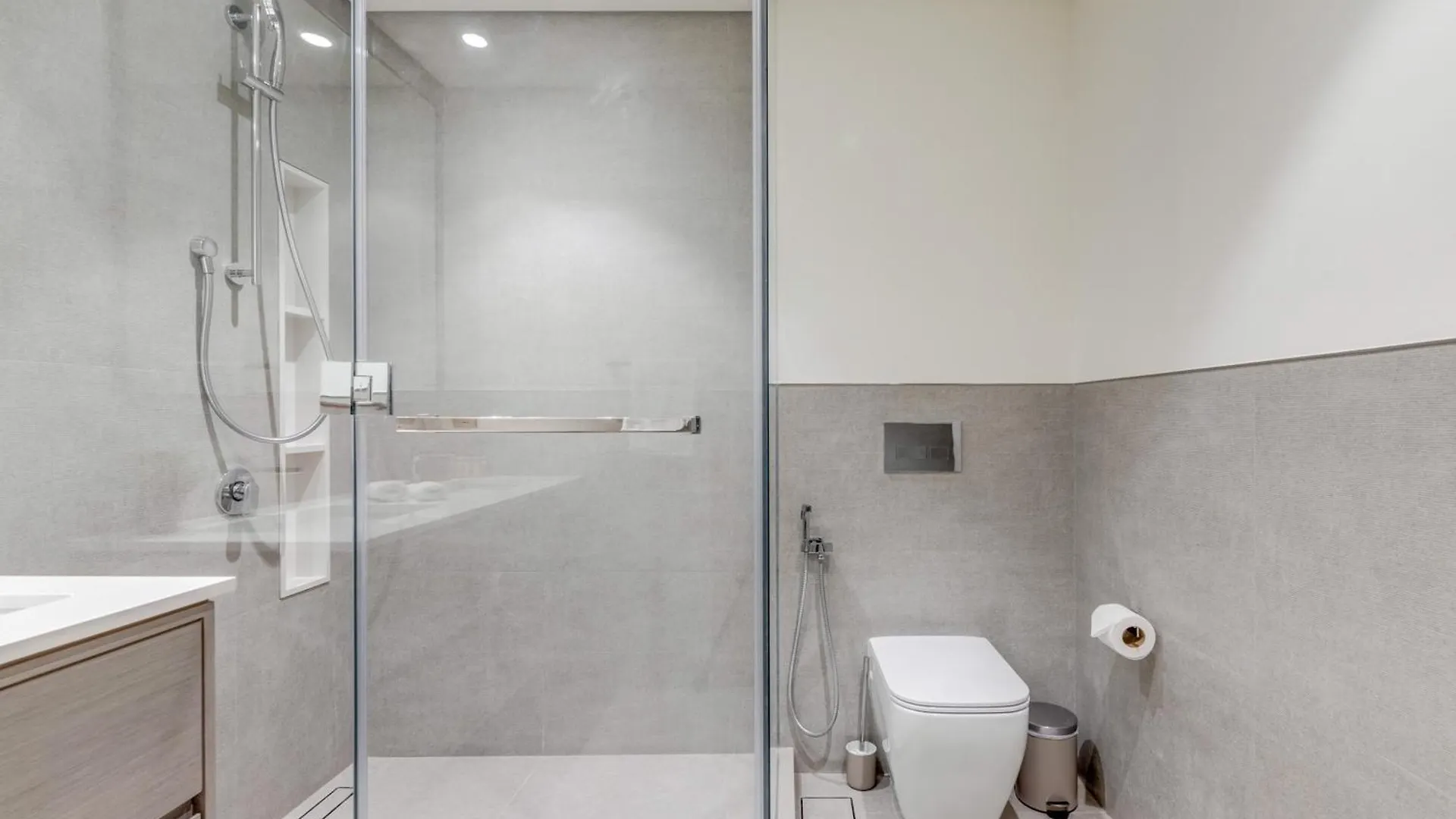 Grande Signature Residence - 2Br Modern Luxury Dubai Apartment