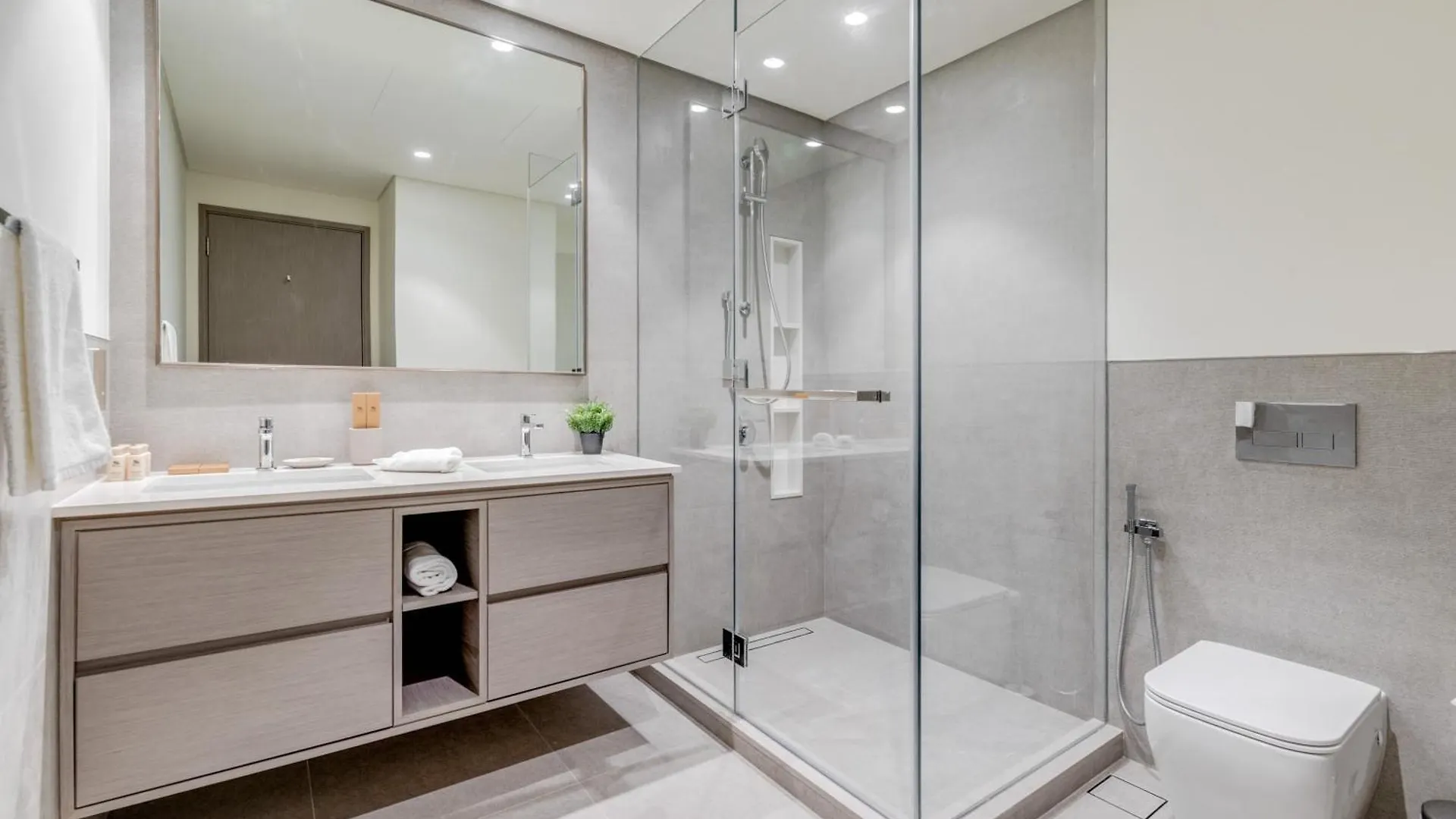Grande Signature Residence - 2Br Modern Luxury Dubai